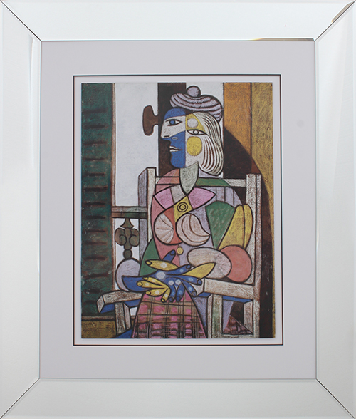 Femme Assise Devant La Fenetre
